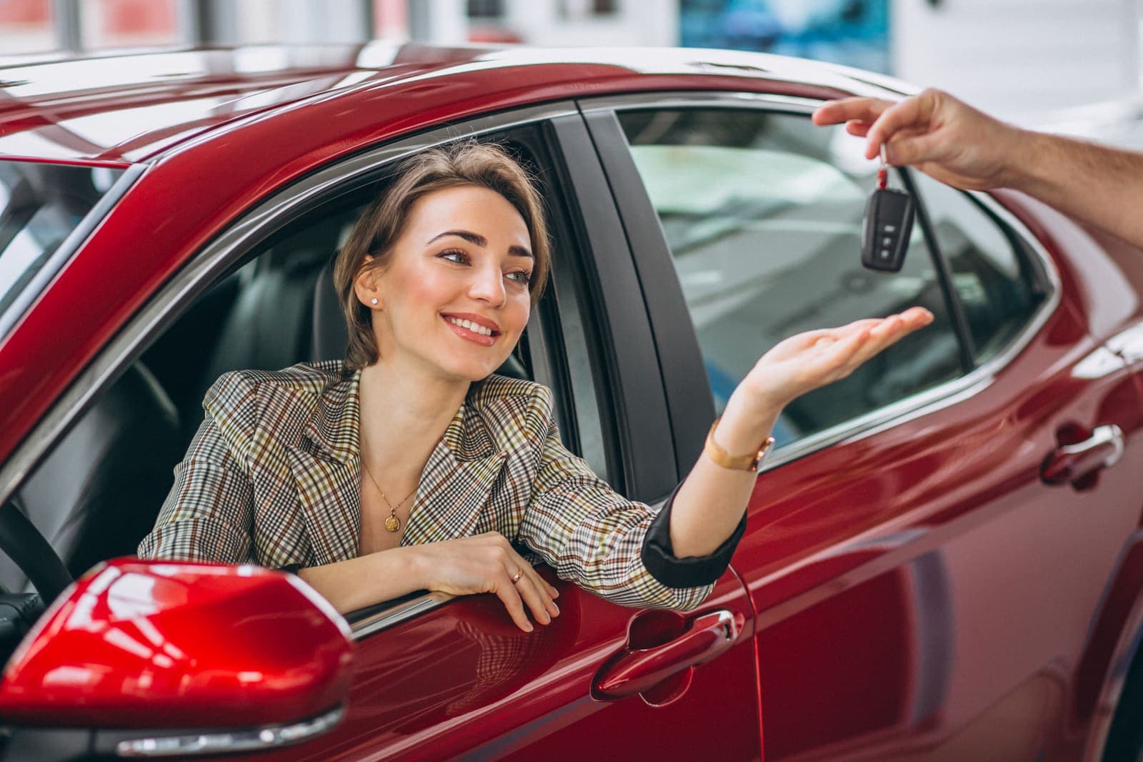 Driver being handed her car keys after getting SR22 insurance sorted